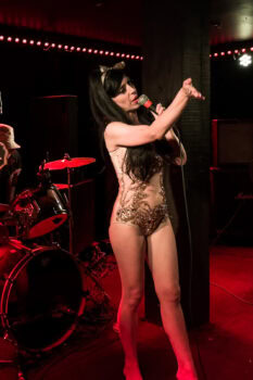 we found ourselves at Whammy on a Sunday to join Labretta Suede and the Motel 6 for one final Auckland party at their rescheduled gig before they relocate back to the US.