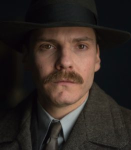 Detective Escherich (Daniel Brühl) 